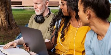 Hybrid Learning: Benefits & Challenges of Blended Education in 2025 - Cover Image
