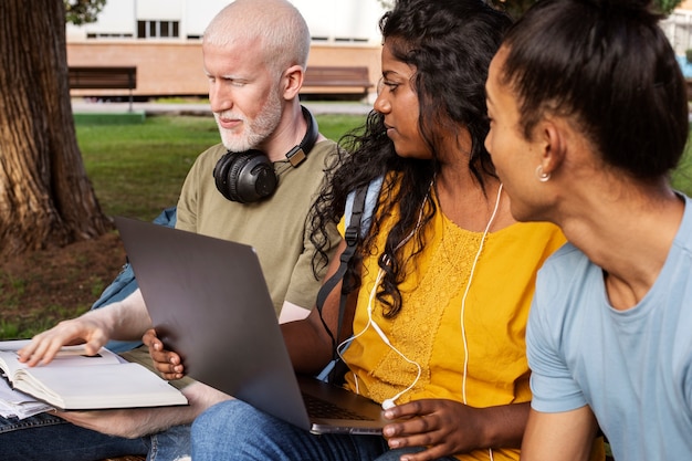 Hybrid Learning: Benefits & Challenges of Blended Education in 2025